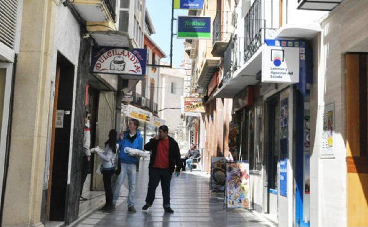 Los comerciantes de Baza, excepto las peluquerías, prefieren esperar al día 11
