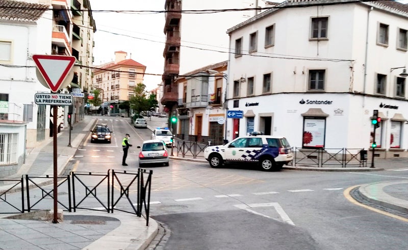 Pollcía en labores de control en Baza.