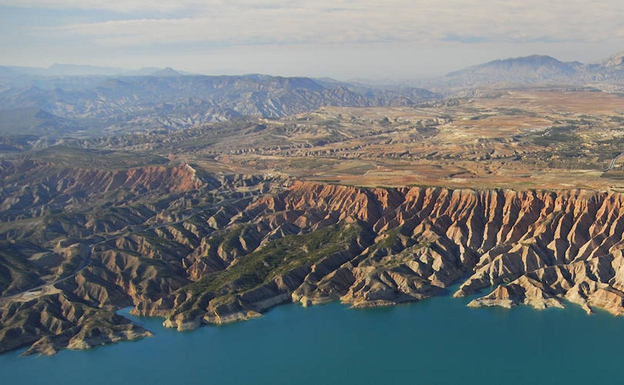Imagen del Geoparque desde el embalse del Negratín