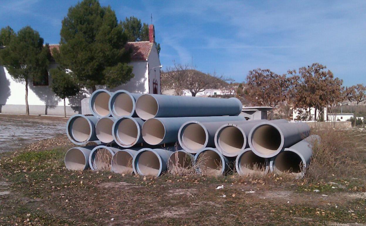Tubos de cuando se hicieron las obras a su paso por Las Cucharetas