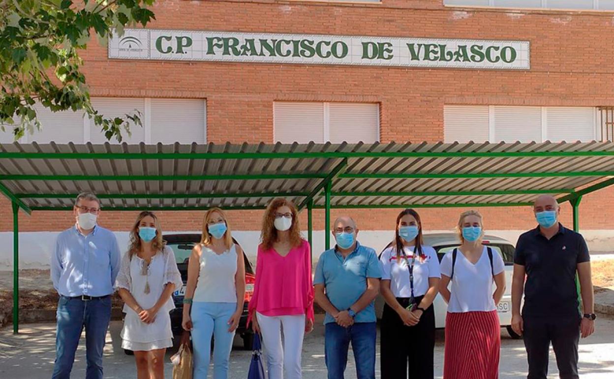 Ana Berrocal, en el centro de la foto con concejales del ayuntamiento de Baza y el presidente y tecnicos de Cruz Roja en Baza 