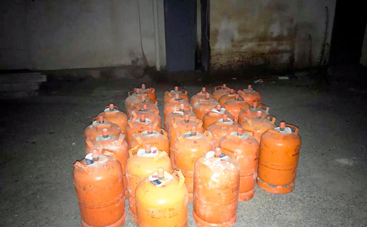 Parte de la botellas intervenidas por la Policía Local de Baza 