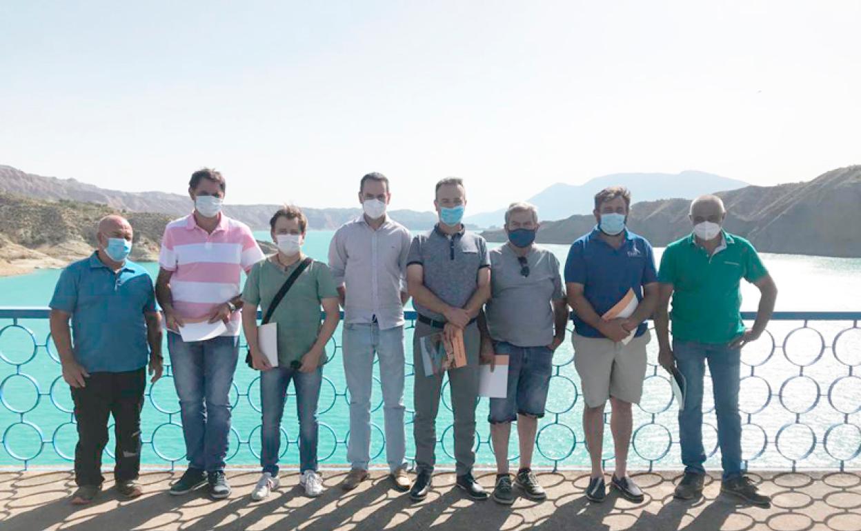 Abelardo Vico y presidentes de las Comunidades de Regantes en la Presa del Negratín 