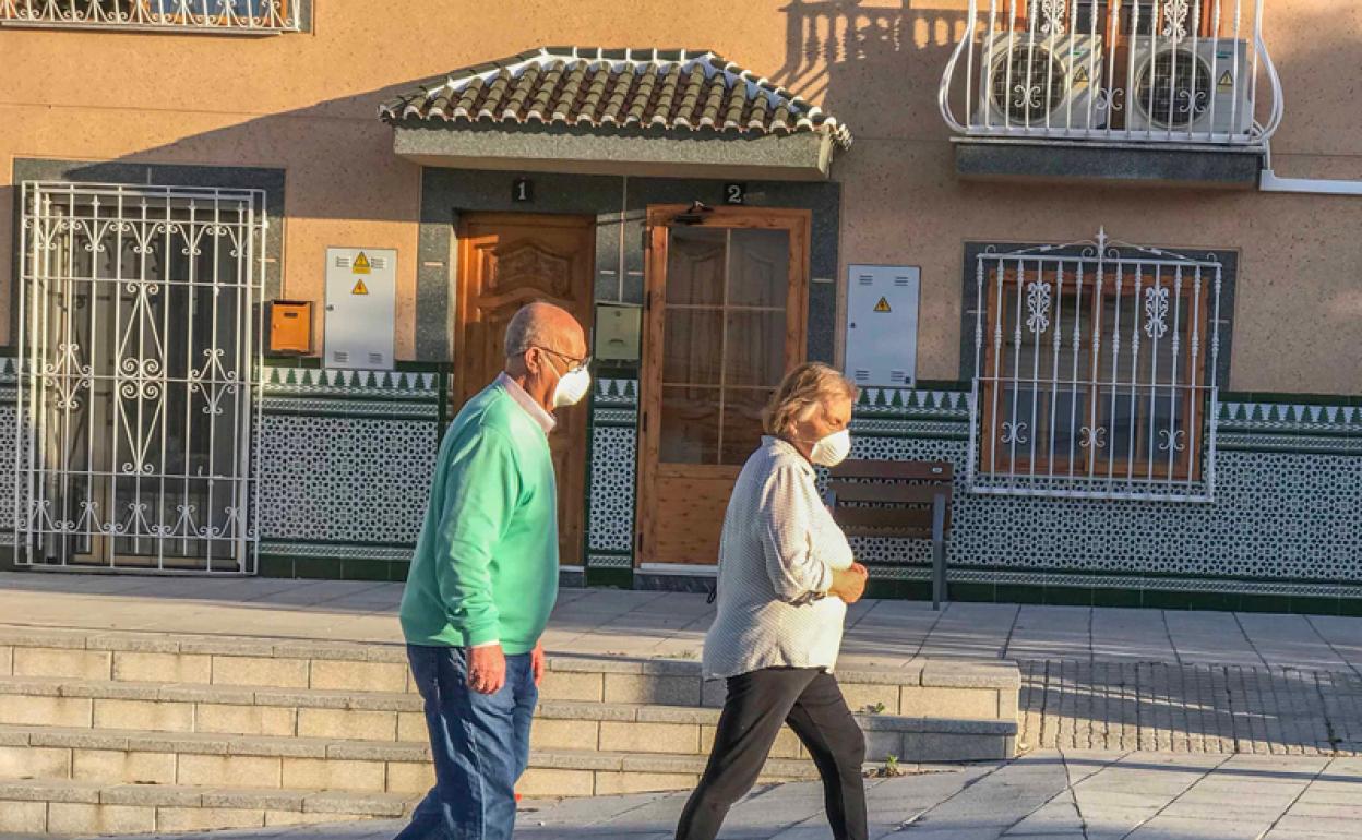 Las personas mayores si utilizan las mascarillas 