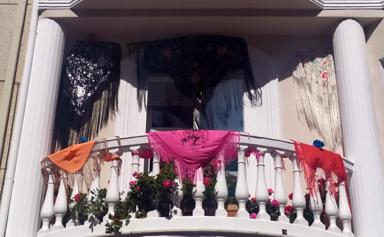 Balcón engalanado para las cruces del 2020 que no se celebraron 