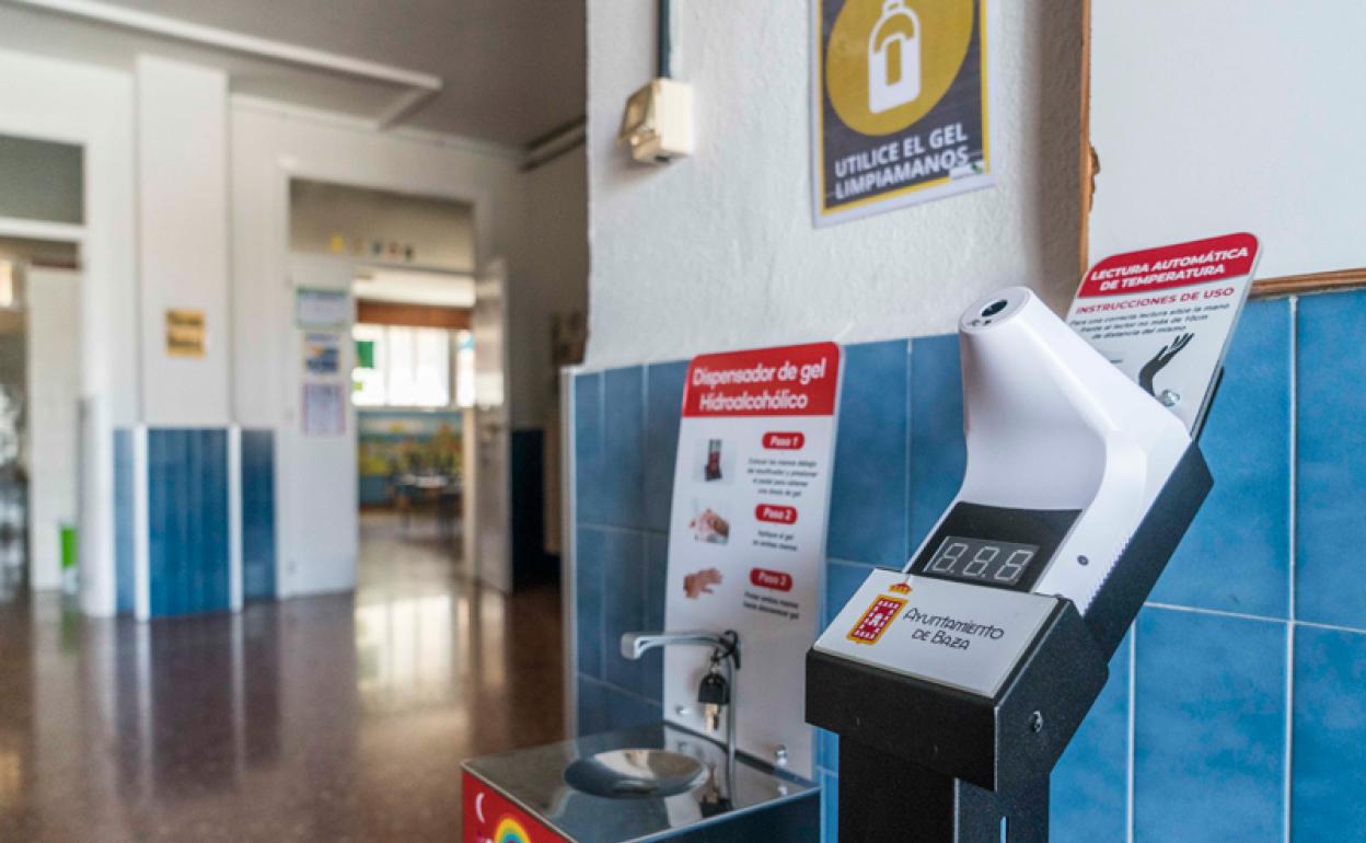 Los centros educativos han sido equipados lectores de temperaturas y dispensadores de gel desinfectante
