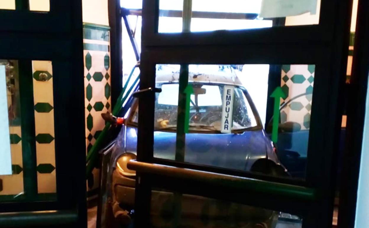 Empotra su coche contra la oficina de la Seguridad Social de Huéscar