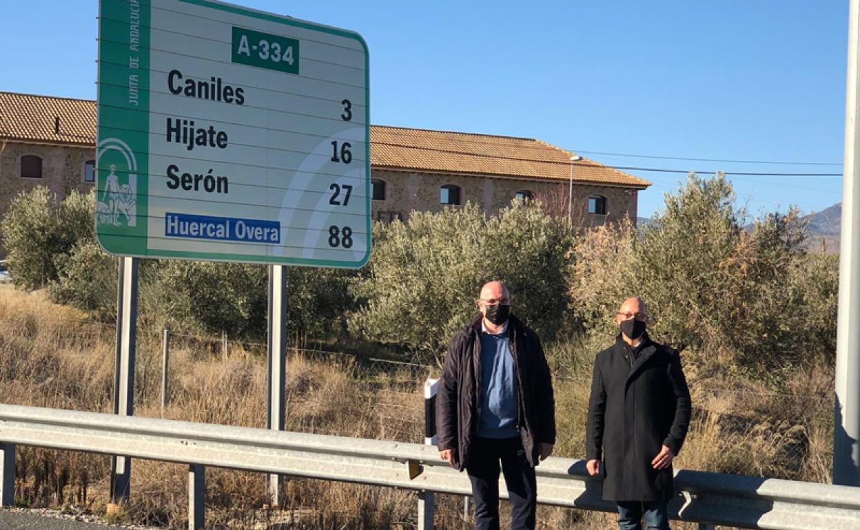 Raúl Fernández y Fernando Serrano en las inmediaciones de la glorieta de Caniles 