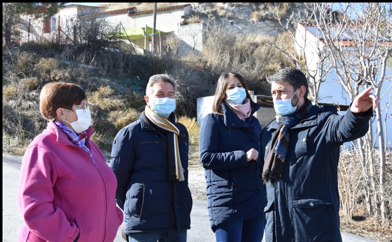 Los vecinos del barrio de Salazar piden la limpieza del cauce del rio Baza