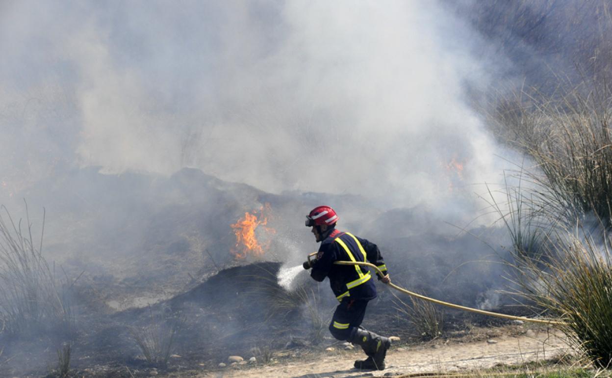 Bombero de Baza en plena faena de extincioón del fuego