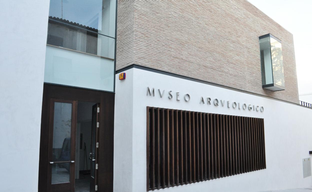 Uno de los puntos informativos se ha instalado en la Oficina de Turismo ubicada en el Museo Arqueológico de Baza 