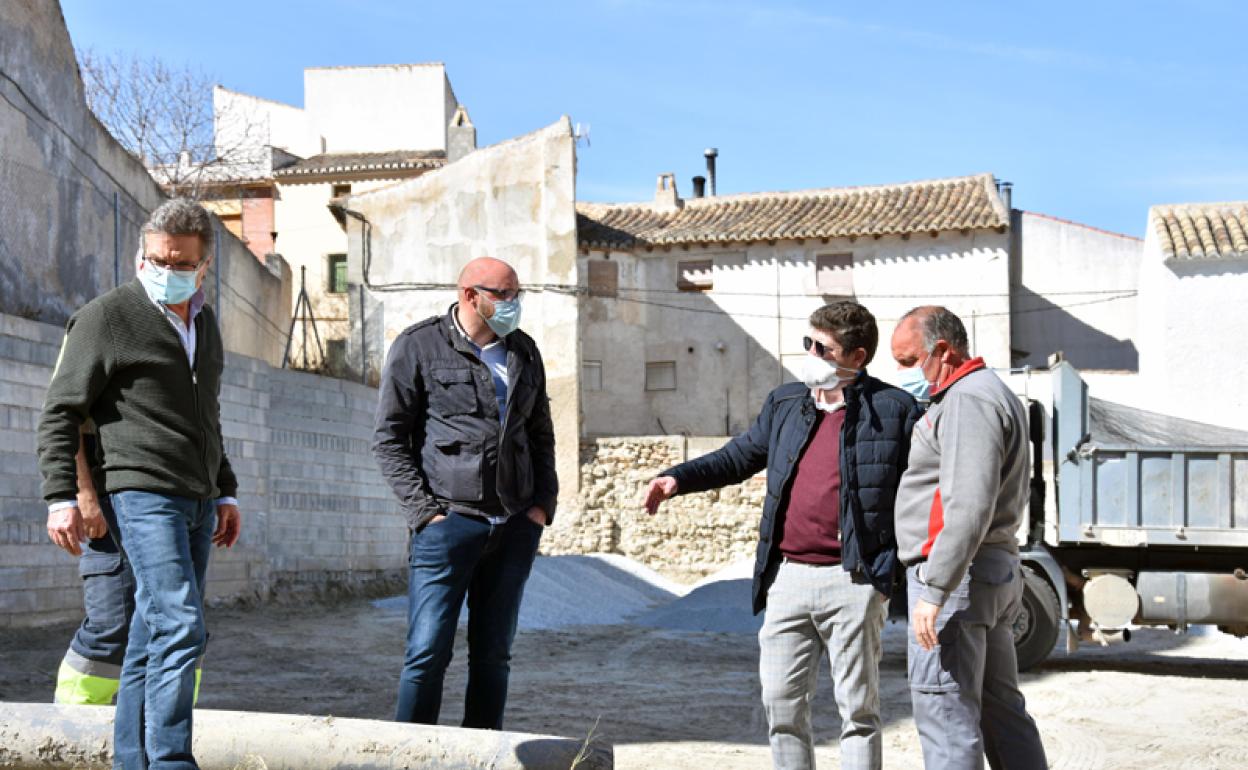 Concejales y tecnicos supervisando las obras del nuevo aparcamiento municipal gratuito de calle Nueva 