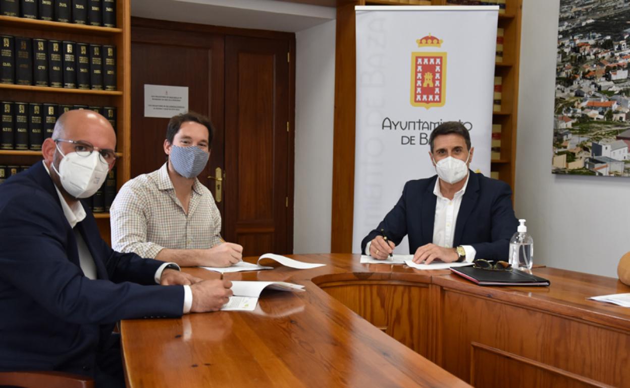 Pedro Fernández, alcalde de Baza, Miguel Román, presidente de la Mancomunidad de Municipios de la comarca de Baza; y Alfonso Chico de Guzmán, presidente de AlVelAl;