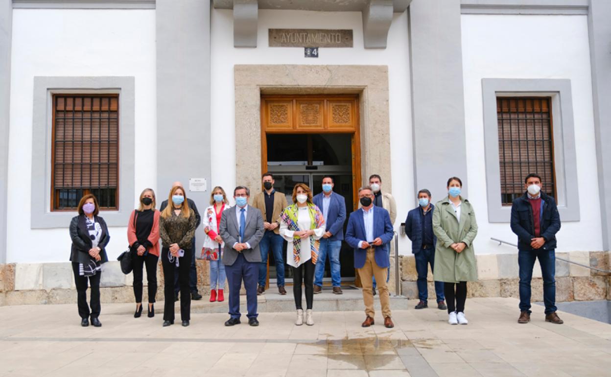 Susana Díaz en una foto con el grupo de gobierno municipal y parlamentarios granadinos