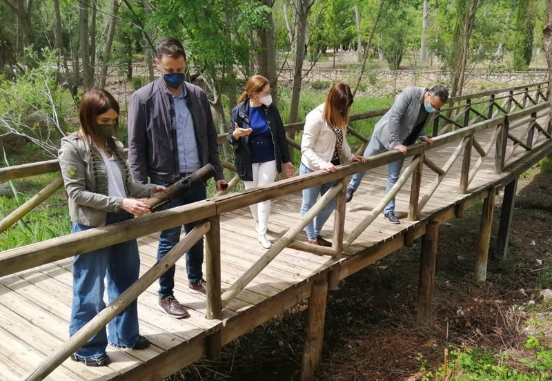 Olga Manzano muestra una pieza de madera del puente que también se vio afectado por el fuego