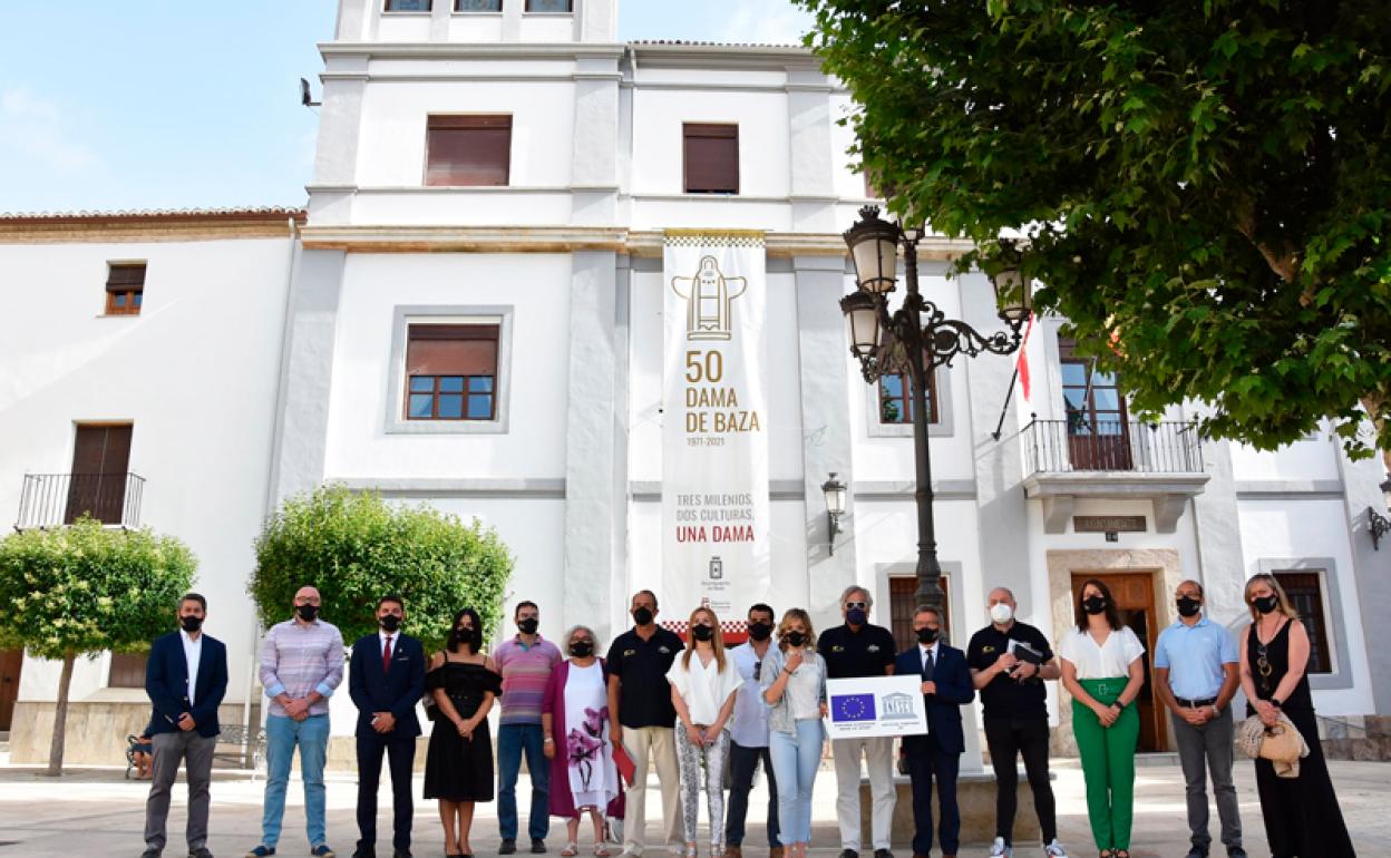 Equipo evaluador con las autoridades municipales en la Plaza Mayor de Baza 