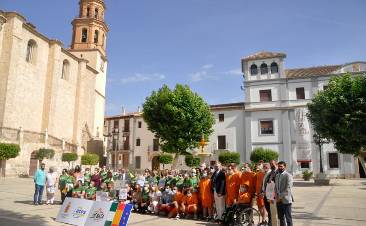 Foto con un grupo de senderistas y deportistas inclusivos en la Plaza Mayor de Baza 