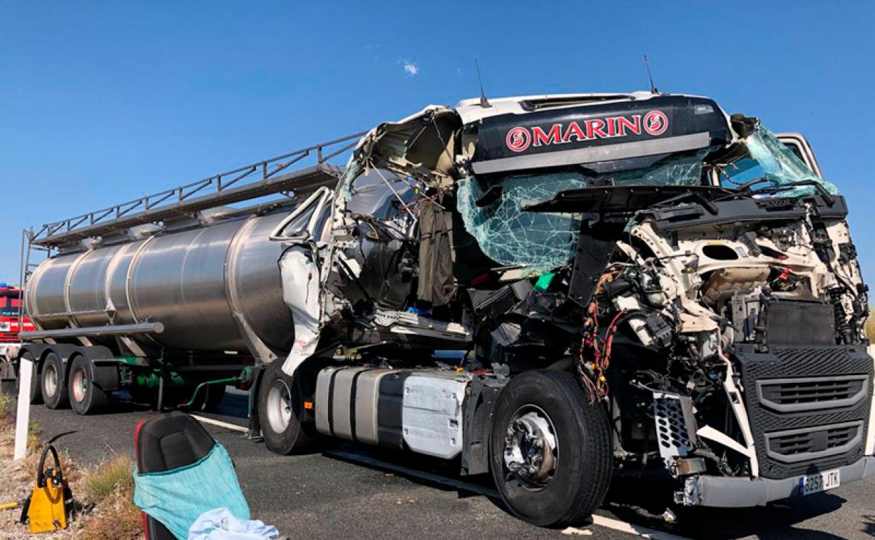Uno de los camiones implicados en el accidente en la A-92 a la altura de la Venta del Peral