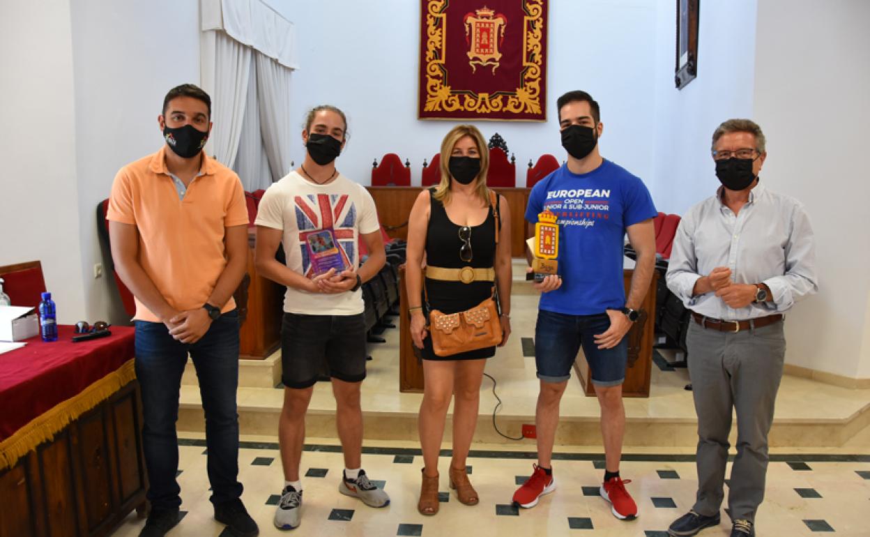 David y Javier Quirante Mañas con su madre Carolina Mañas y el Alcalde de Baza y el concejal de Deportes 