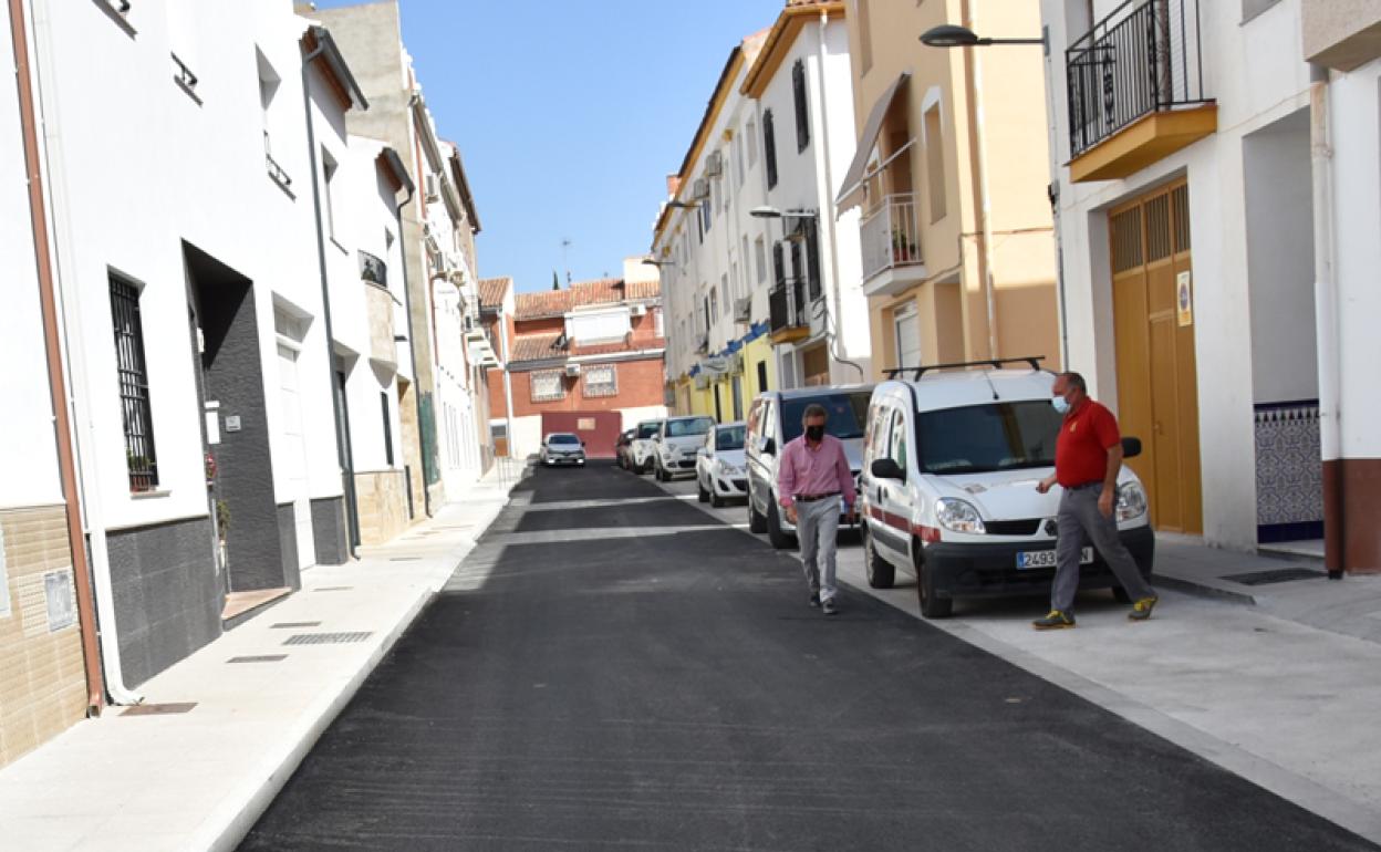 El alcalde, Manolo Gavilán en la calle Nuestro Padre Jesús Nazareno