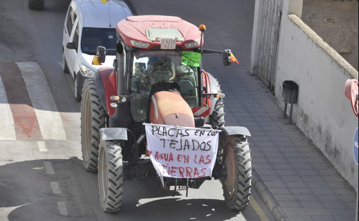 Tractorada contra las megaplantas de energía renovable