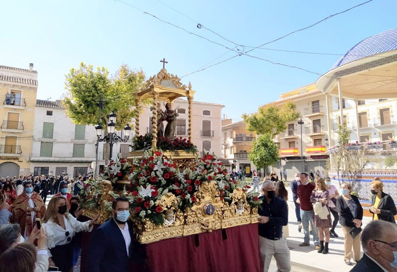 Las Santas a su paso por la Plaza Mayor de Huéscar 