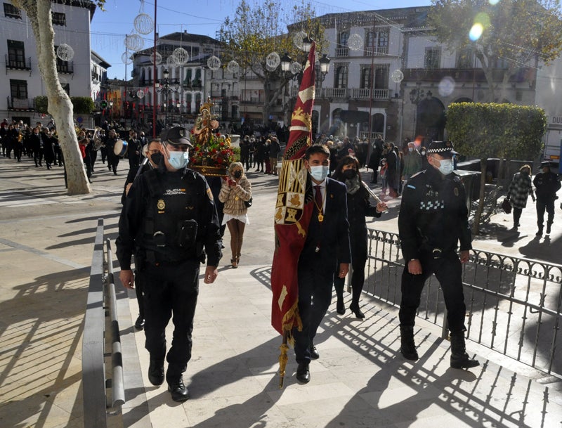 El estandarte real precede a la imagen de Santa Bárbara 