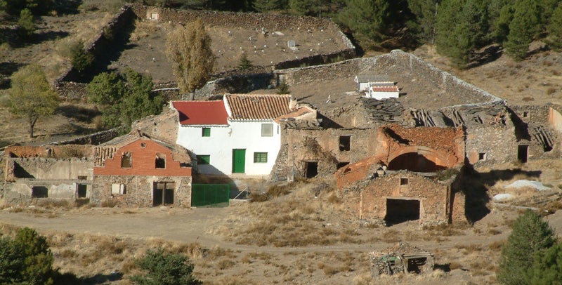 Aldea del Moro, con la fachada de lo que fue la iglesia parroquial de San Nicolás del Moro 