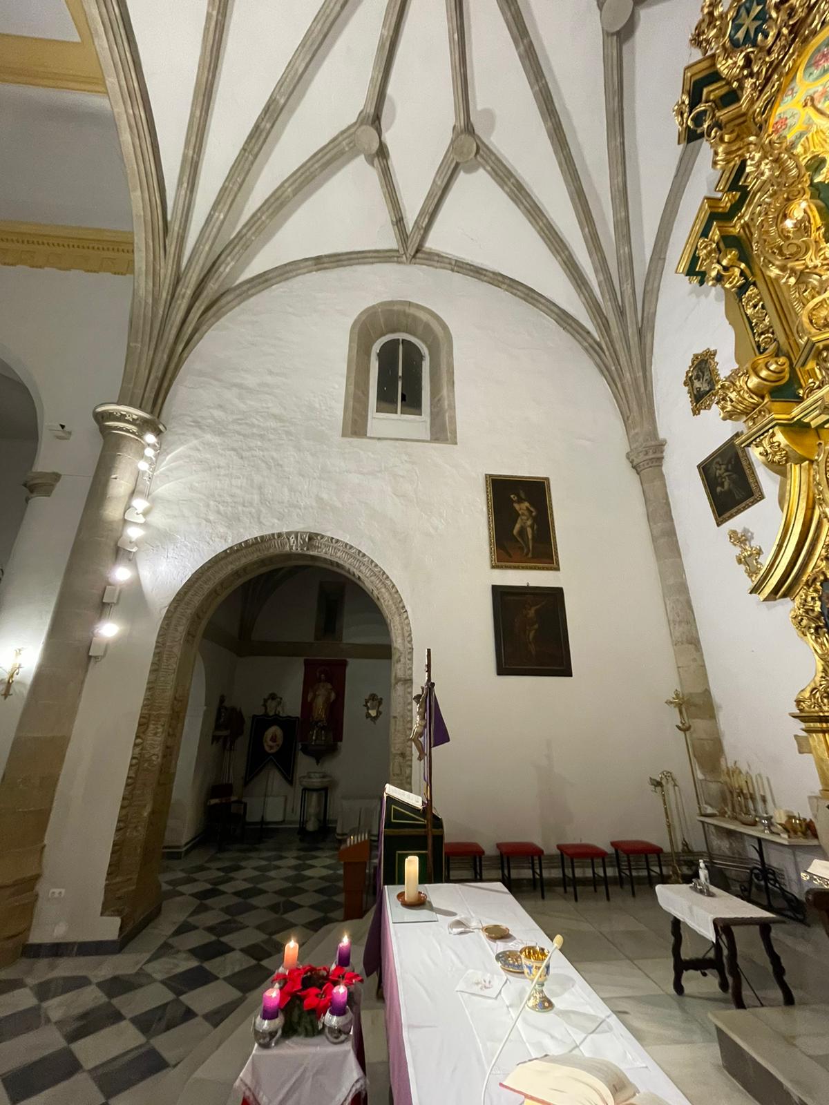 Rompen con una piedra una ventana de una iglesia de Baza en plena misa y casi le dan al cura