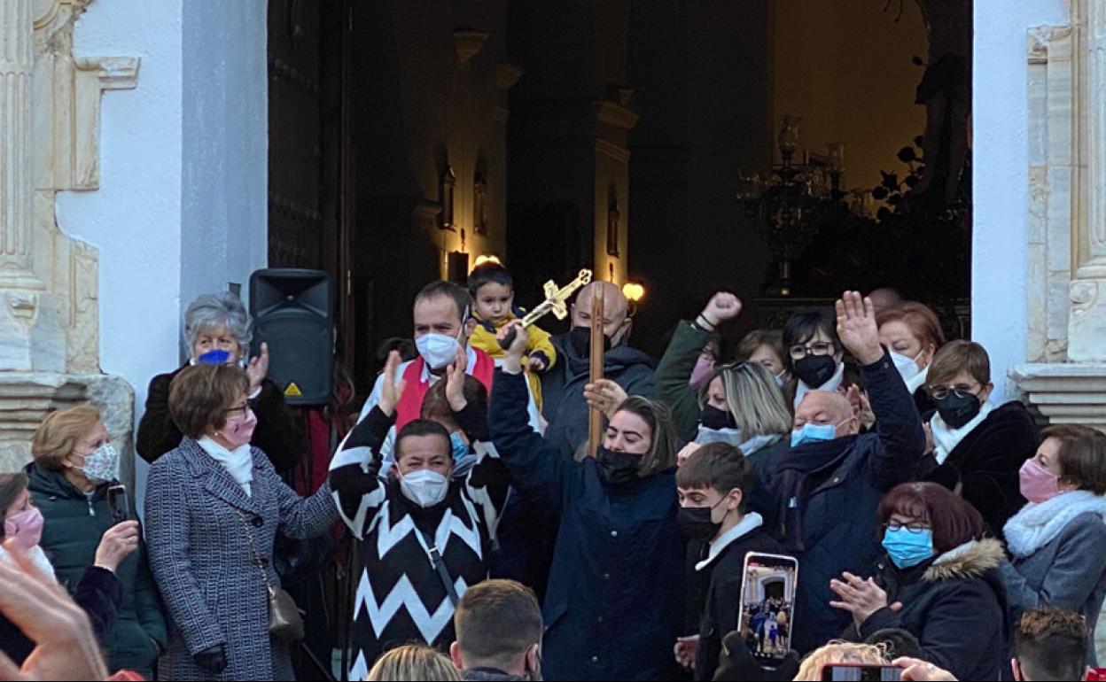 Momento en el que los hermanos nuevos levantan la cruz de San Sebastián