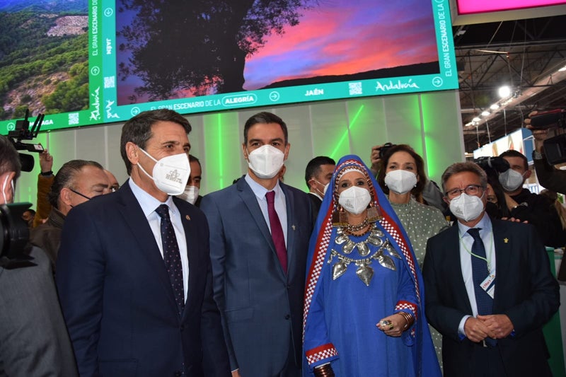 Pedro Sánchez posa con la Dama de Baza, el alcalde bastetano y el Delegado del Gobierno en Andalucía