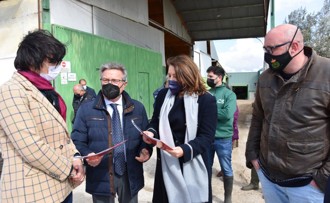 El Alcalde de Baza entrega la documenttación con diversas peticiones a Carmen Crespo 