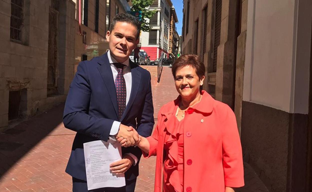 Ramón Martinez y Soledad Martinez, cuando firmaron el pacto de gobierno hace tres año