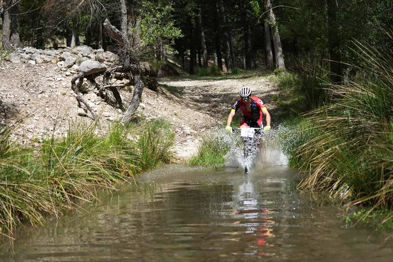 Un participante cruzando el río Bravatas 