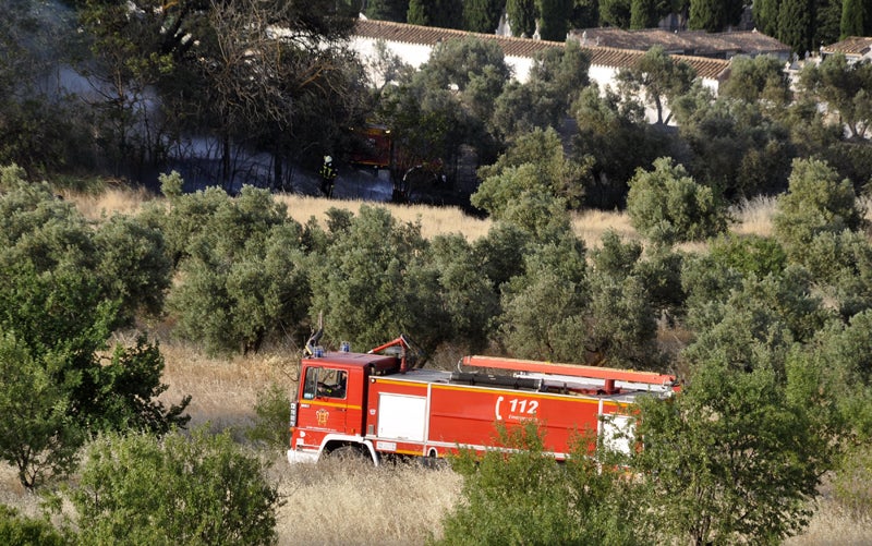Los bomberos de Baza trabajan en la extinción de un incendio junto al cementerio