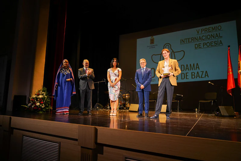 Juan Carlos Friebe con una reproducion de la Dama de Baza, acreditativa del premio Internacional de Poesia 