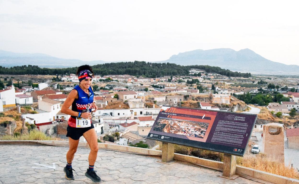 Piedad Quesada, una Bastitana participando en la carrera nocturna de Benamaurel 2022