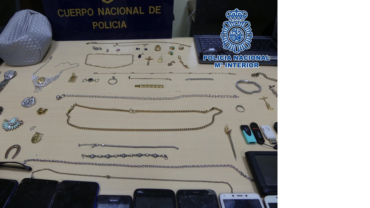 Parte de las joyas robadas encontradas en el piso de la detenida