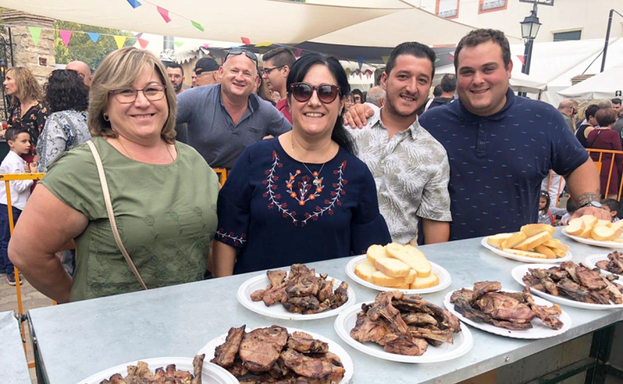 Un grupo disfruta del cordero, en una pasada edición 