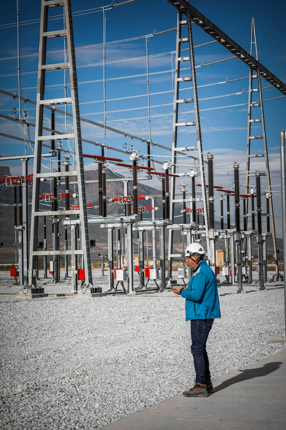Imagen principal - La substación eléctrica de Baza, inaugurada esta semana. 