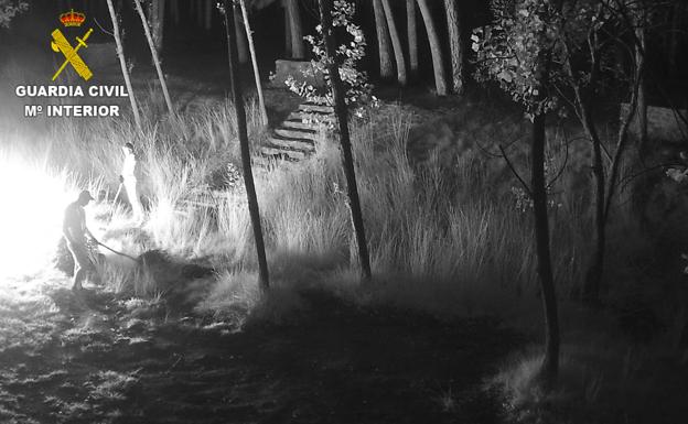 Pillan a dos hombres quemando cable para extraer el cobre en el Parque Natural Sierra de Baza
