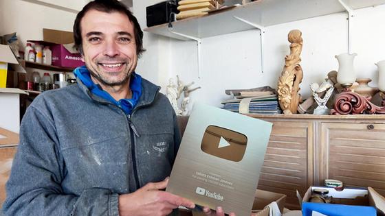 YouTube reconoce el trabajo del artesano Esteban Jiménez, que tiene cien mil suscriptores en sus lecciones de talla