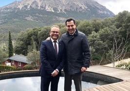 Mariano García y Juanma Moreno delante del pico de la Sagra