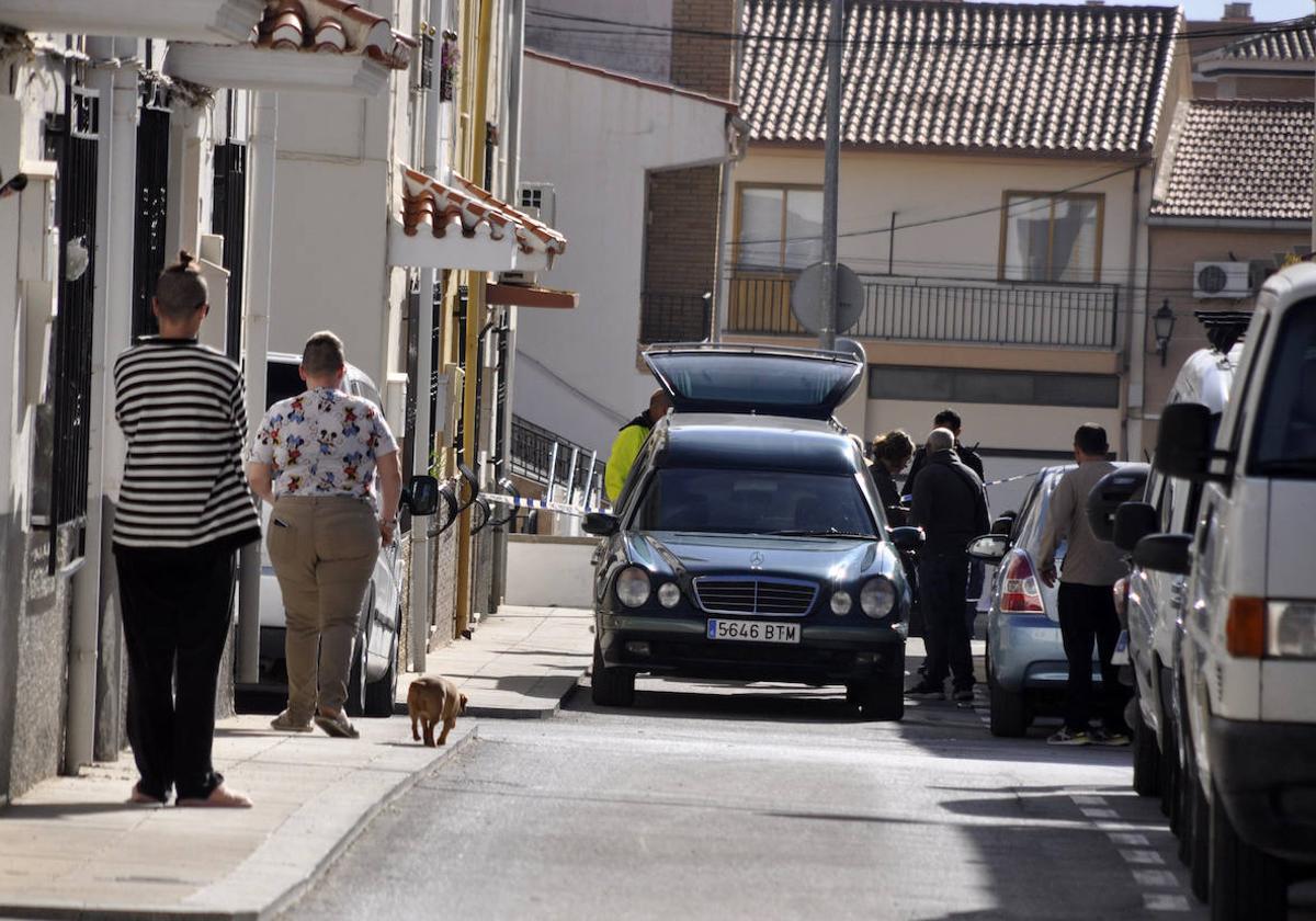 Levantamiento del cadáver en la calle Sierra de Cazorla de Baza