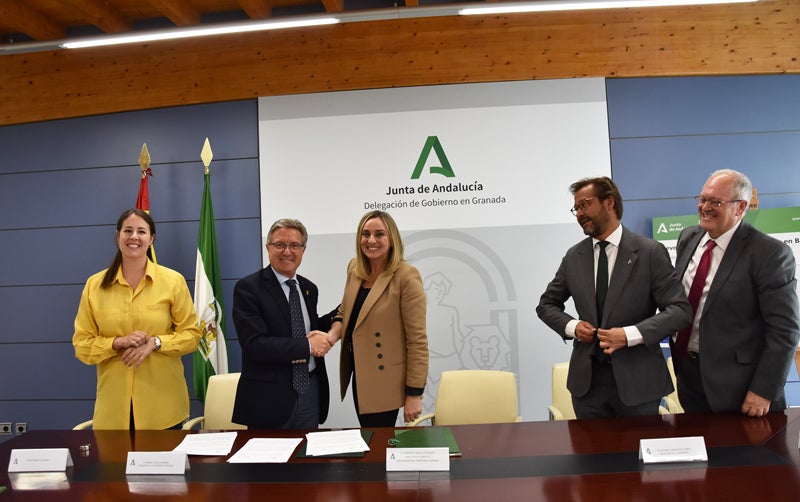 La Junta y Ayuntamiento firman el convenio para construir la nueva estación de autobuses de Baza