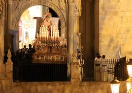 Momento de la Salida de la Virgen al Pie de la Cruz