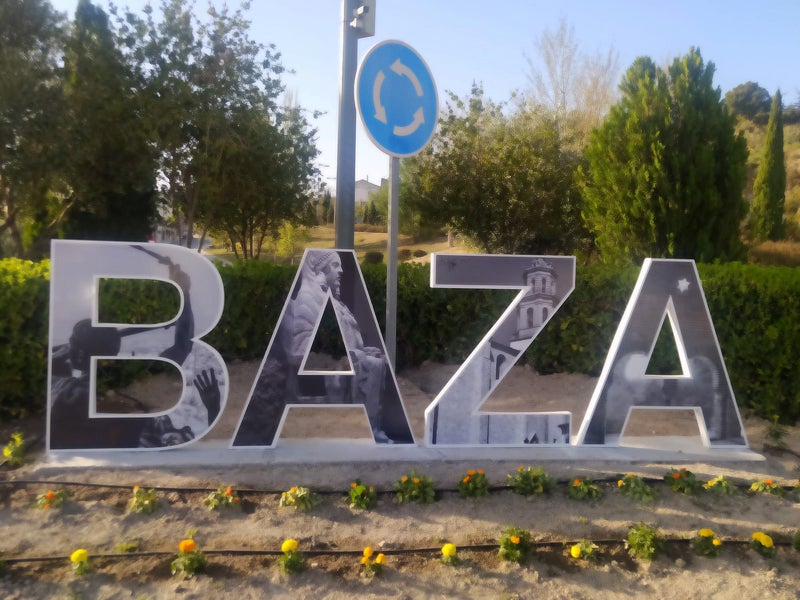 Rótulo en la entrada de la carretera de Granada
