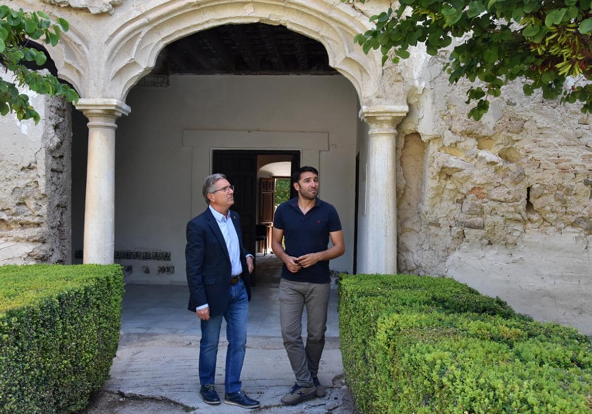 Manolo Gavilán y Antonio Vallejo en el Palacio de los Enriquez que tendrá 400.000 euros para su proyecto de rehabilitación