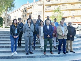 Candidatos del PP de Baza con la presidenta local, María José Martín