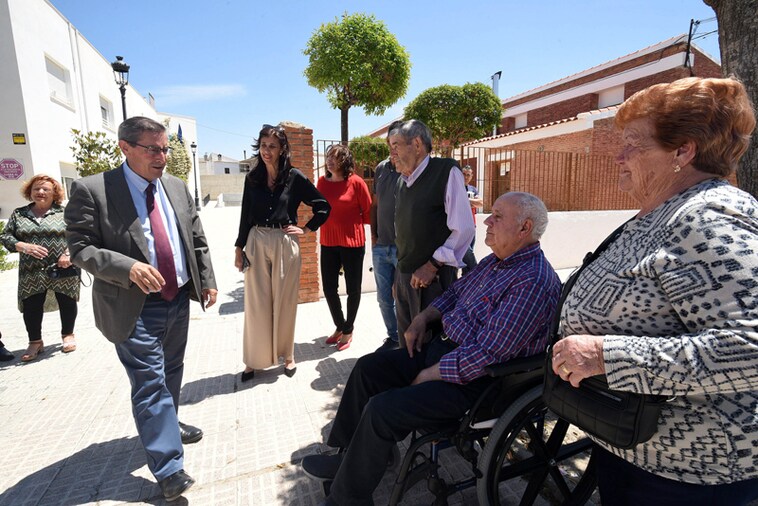 José Entrena, saluda al que fuera durante muchos años alcalde de Cortes de Baza, Juan Alarcon